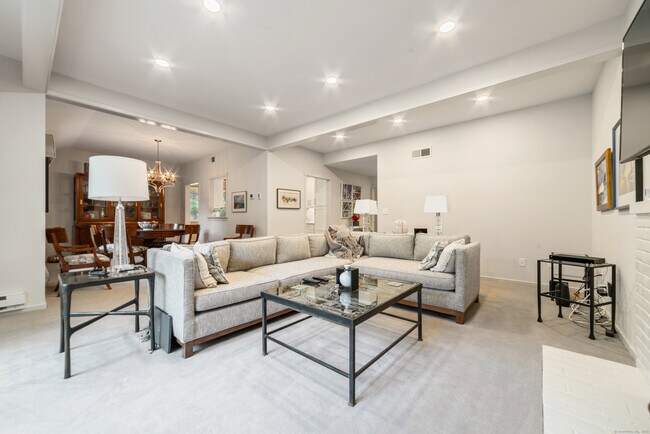 Building Photo - 595 Heritage Vlg