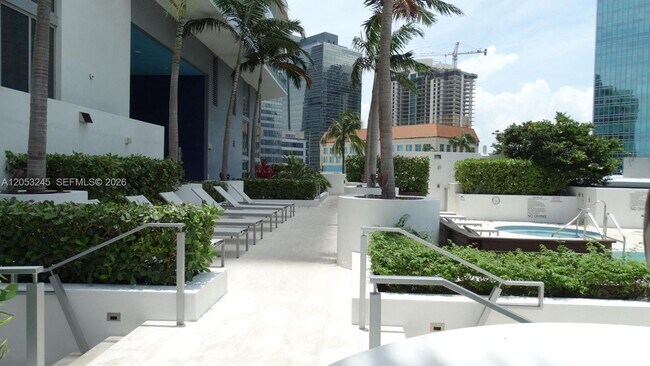 Building Photo - 1300 Brickell Bay Dr