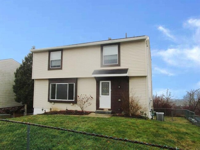 Building Photo - Spacious 3-Bedroom 1.5 bath Home with Fenc...