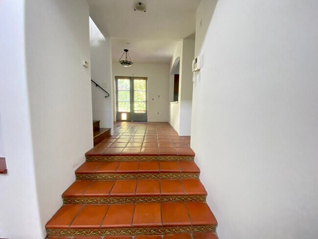 Building Photo - 1414 N Harper Ave