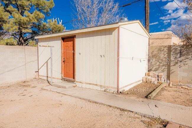 Building Photo - 624 Adams St NE