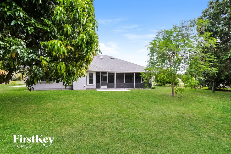 Building Photo - 2050 SE Elmhurst Rd