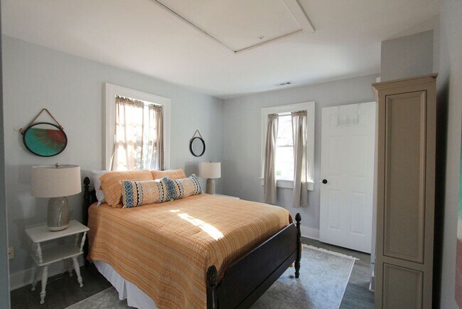 Building Photo - Available 3/1. Beautiful 2BR/2BA available in Elliottborough! Landscaping included!