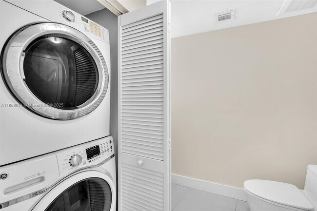 Building Photo - 2000 Bay Dr