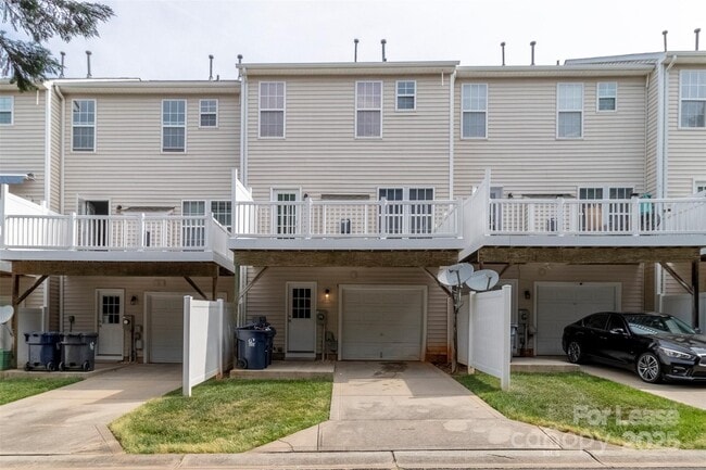 Building Photo - 9618 Blossom Hill Dr
