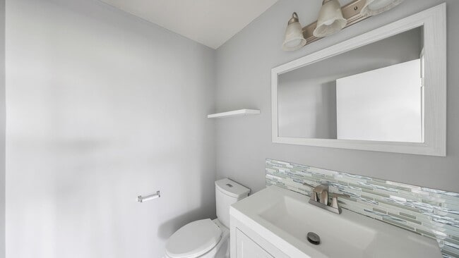 Building Photo - 2 Bed 2.5 Bath - Mowing Included - Pet Friendly - NAS Whidbey