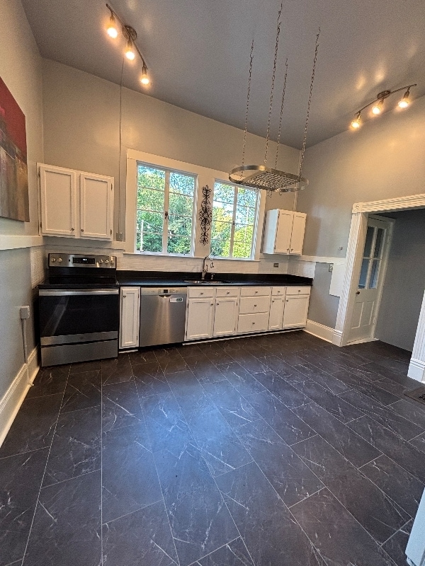 Building Photo - 1570 Linden Ave