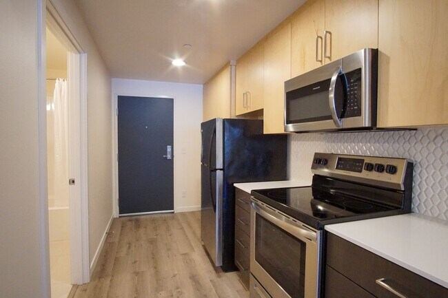 Building Photo - Top Floor John's Landing-Modern, Spacious ...