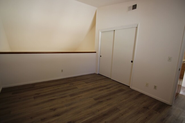 Building Photo - 2 bedroom, 1.5 bath Condominium