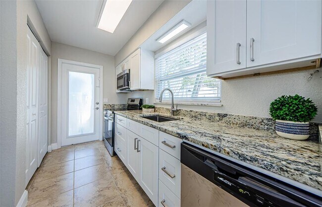 Building Photo - 2186 Edythe Dr