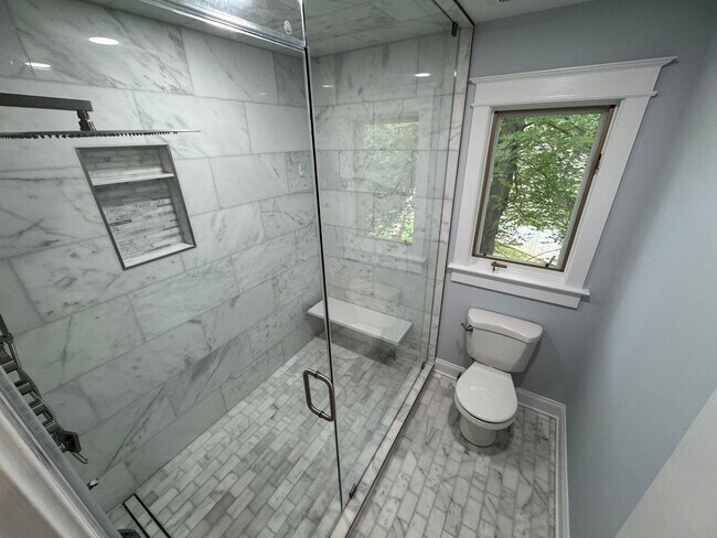 Building Photo - Fantastic 4 Bed 3.5 Bath Townhome With Sun...