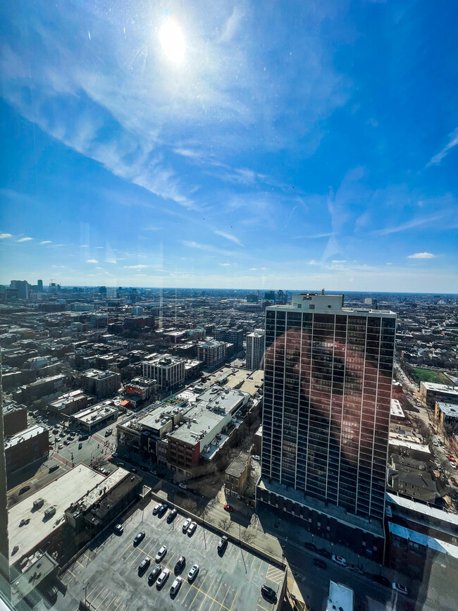 Building Photo - 1660 N La Salle Dr