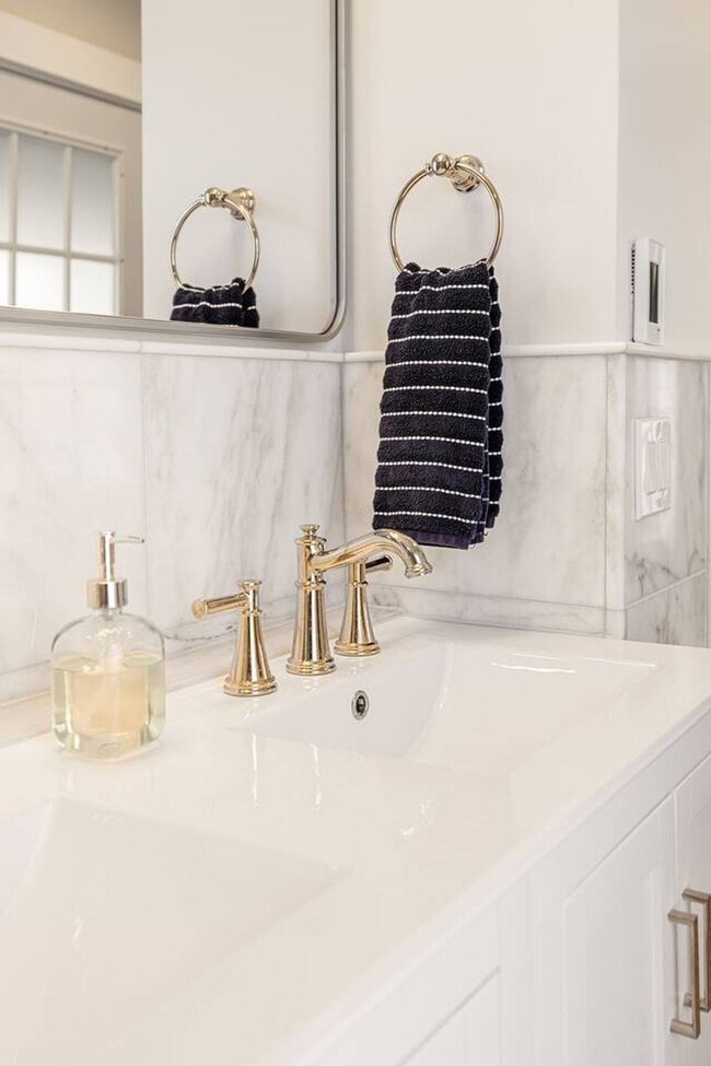 Building Photo - 1326 Broadway