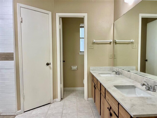 Building Photo - 22615 Indian Knoll Dr