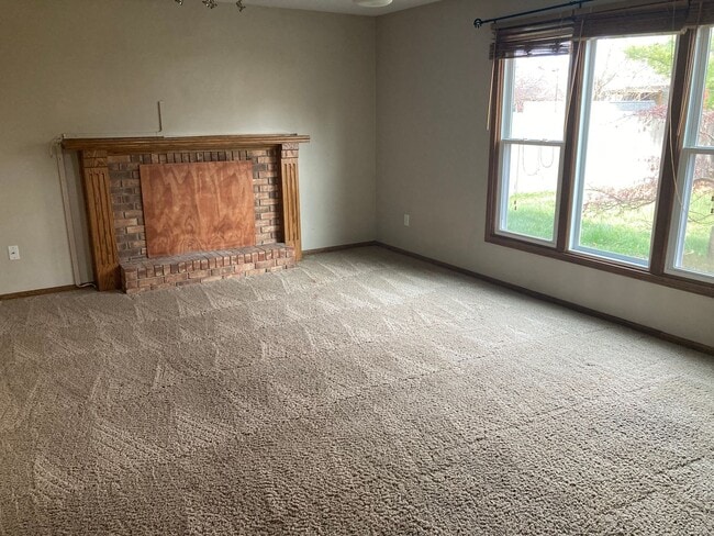 Building Photo - Spacious 3 Bedroom 2.5 Bath Home- Located ...