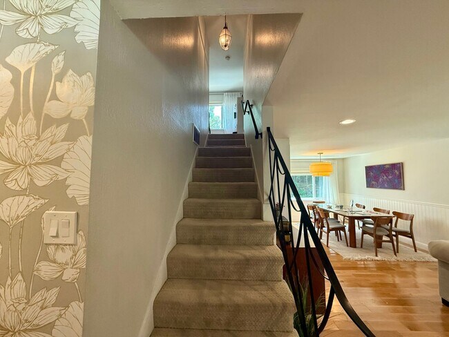 Building Photo - 4 Bedroom/ 3 Bathroom in Dublin!!