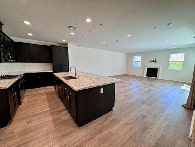 Building Photo - Stunning 4 bedroom 4.5 bathroom home with ...