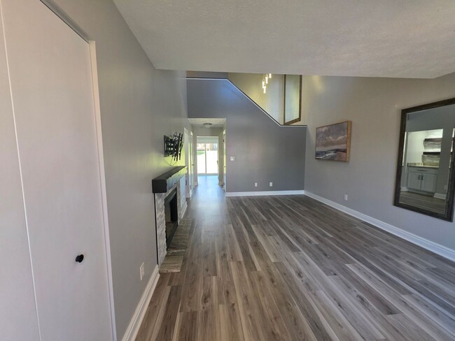Building Photo - Spacious Town Home in Brighton Heights!