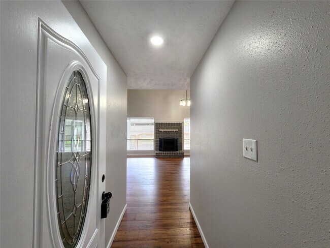 Building Photo - 2118 Creston Dr