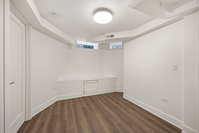 Building Photo - 2107 N Clark St