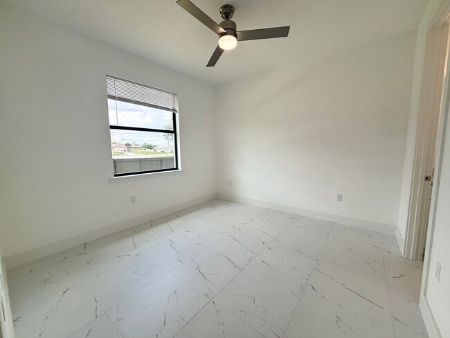 Building Photo - 4400/4402 Golfview Blvd