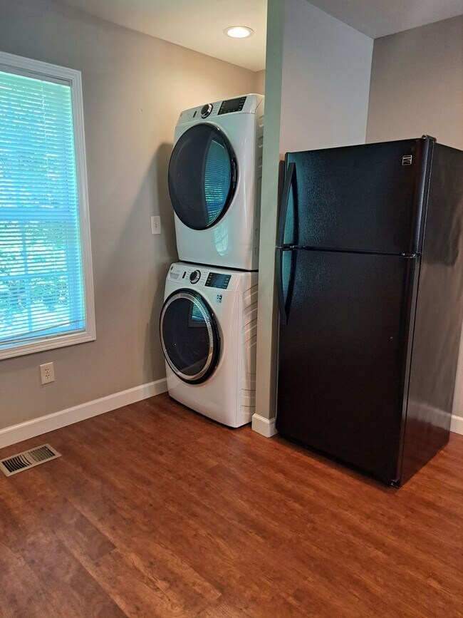 Building Photo - 2 BD/ 2 BA