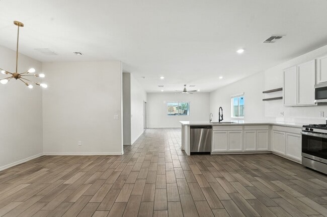 Building Photo - Stunning new build in Glendale, AZ!