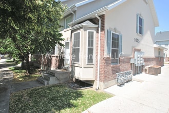Building Photo - Charming End-Unit Townhome | Prime Location Near Parks, Shops & Dining