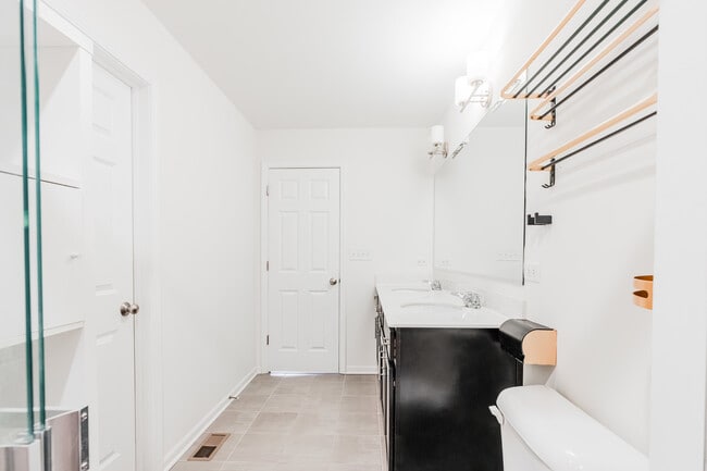 Building Photo - 4446 Monroe Ct