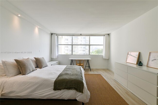 Building Photo - 1420 Brickell Bay Dr