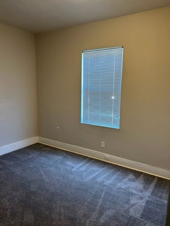 Building Photo - 4 bedroom, 3 bath 1,668 sf single family home located in Norfolk near ODU and Sentara Norfolk Gen...