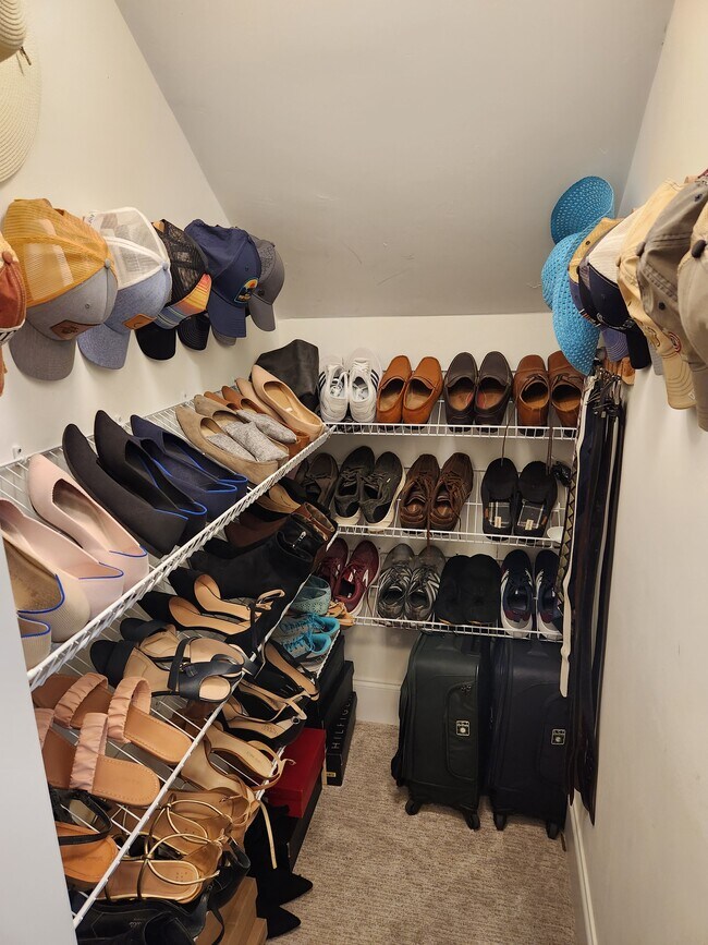 Building Photo - 5855 Vlg Rdg Wy