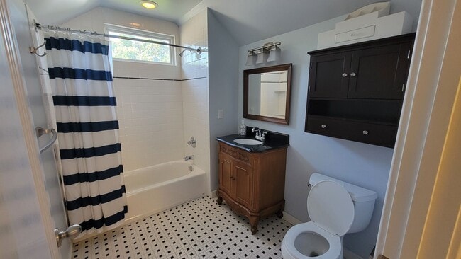Building Photo - Renovated 3 Bedroom 3 Bathroom