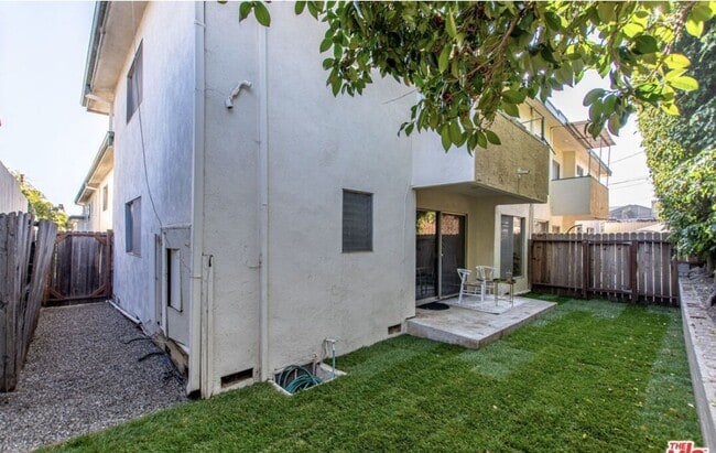 Building Photo - 2621 S Centinela Ave