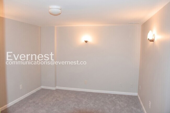 Building Photo - 3 Bed, 2.5 Bath Townhome with Modern Amenities / Available Soon!