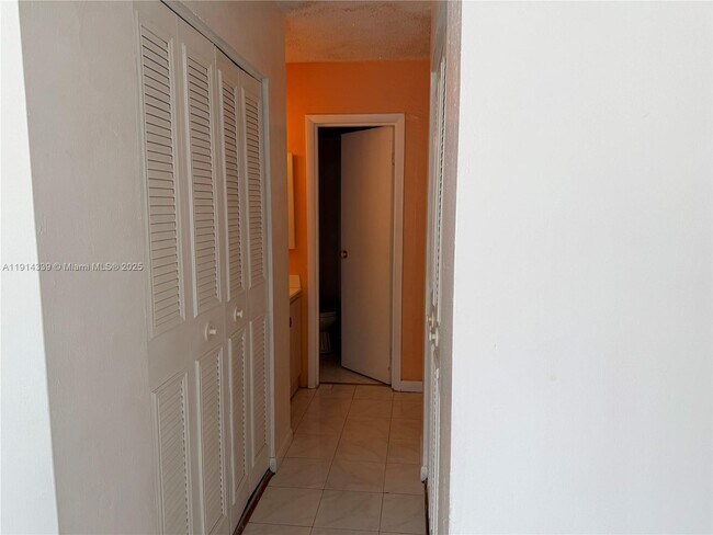 Building Photo - 1325 W 68th St