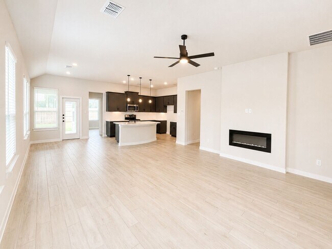 Building Photo - Beautiful 3 Bedroom Home + Study in Paramount