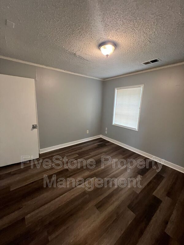 Building Photo - 1300 Robin Hood Ln