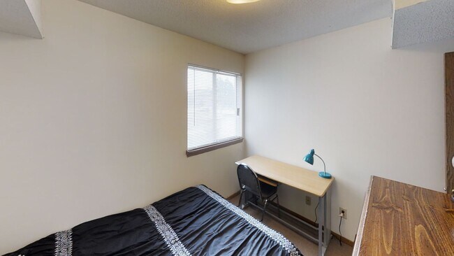 Interior Photo - 905 W Oregon St