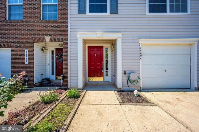 Building Photo - 45515 Lakemont Square