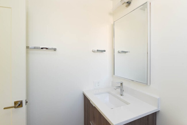 Building Photo - 954 W Grace St