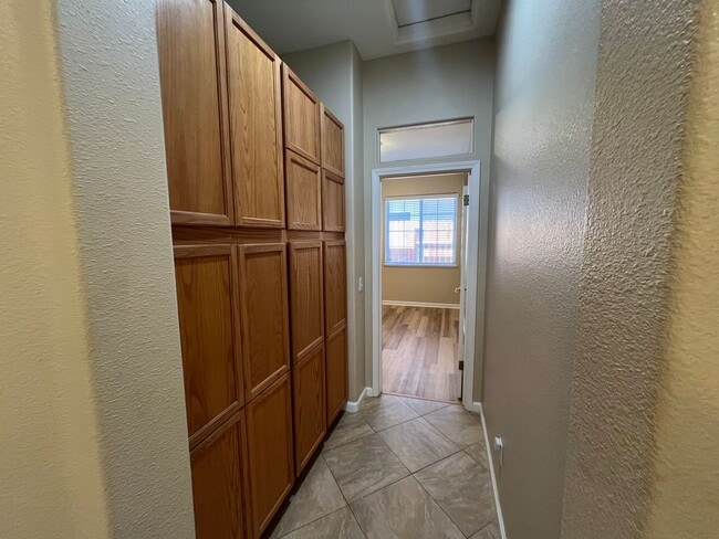 Building Photo - 4-bedroom single story located in Sylvan S...