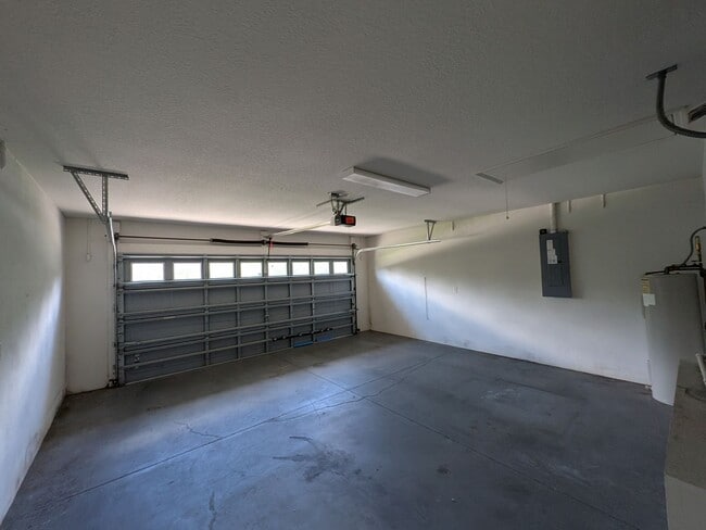 Building Photo - Lovely 3/2/2 Citrus Springs home with Hot Tub