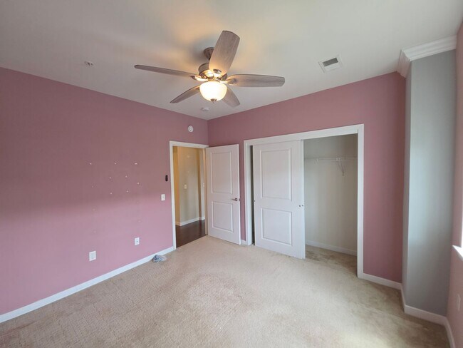 Building Photo - Beautiful 2nd floor (with elevator services) condominium: 2-bed, 2-bath, beautiful kitchen, bonus...