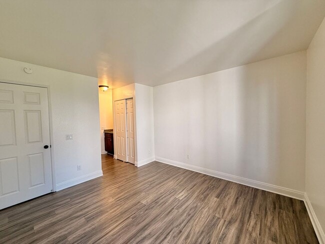 Building Photo - Bright & Spacious Condo Living with Parking!