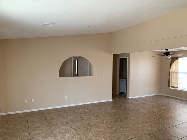 Building Photo - Clean 3 Bedroom 2 Bath