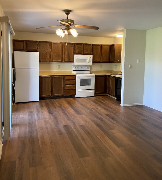Building Photo - 3500 Rolling Green Dr