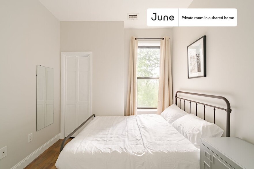 Building Photo - Room in Shared 4 bed/1 bath home