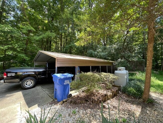 Building Photo - Wonderful ranch with inground pool!