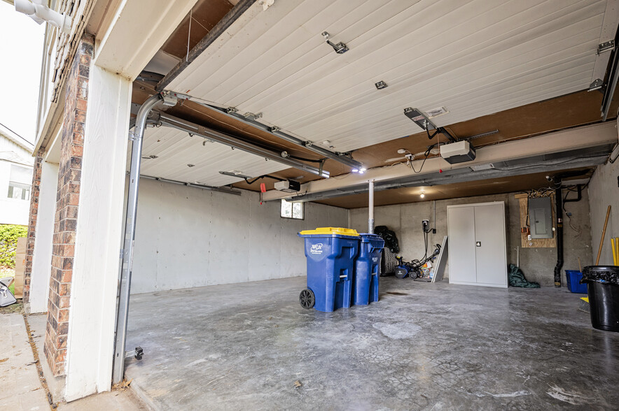 Building Photo - 413 SE Lana Ct